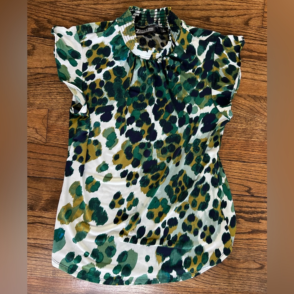 New York & Company Women's Green Leopard Print Flutter Sleeve Top Size Small